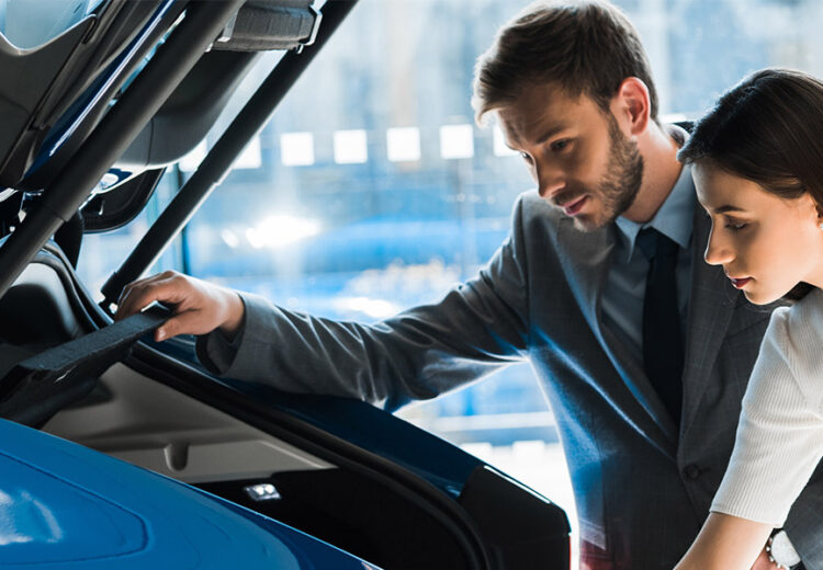 a couple looking in the back of their car with the Cheapest Car Insurance in Brooklyn, Queens, NY, Deer Park, Babylon, Ozone Park, Amityville